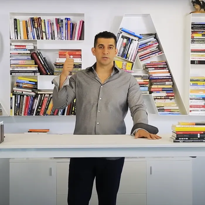 Patrick Bet-David é um empresário, autor e influenciador conhecido por sua atuação no setor de serviços financeiros e por ser o fundador da PHP Agency, uma empresa de marketing e distribuição de seguros.